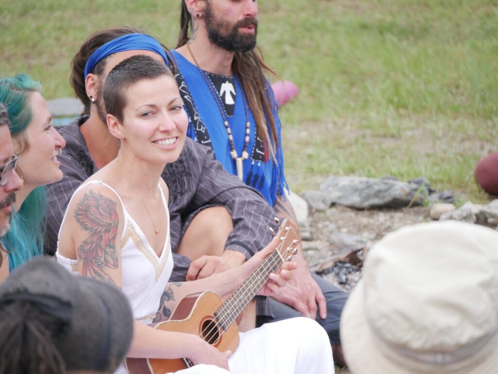 Participante jouant du ukulele au rassemblement Love 'N' Light à Tingwick (Warwick)