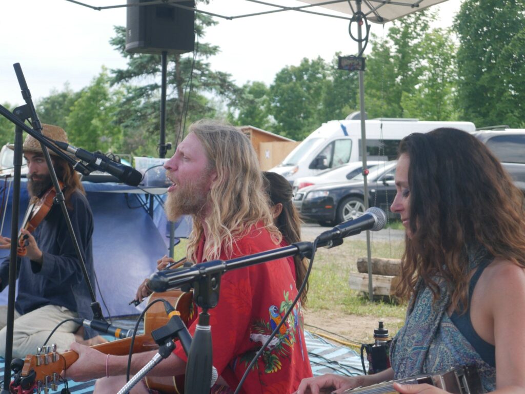 Kirtan Mandala Band faisant une performance musicale avec Eric Mandala, Geneviève Grenier et Olivier St-Jean-Rondeau au rassemblement Love 'N' Light à Tingwick (Warwick)