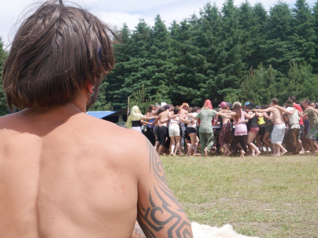 Maxime Boivin jouant du djembé devant un câlin collectif au rassemblement Love 'N' Light à Tingwick (Warwick)